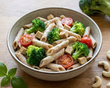 Těstoviny s kešu omáčkou a brokolicí