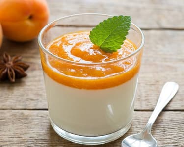 Veganská Panna Cotta s flambovanými meruňkami