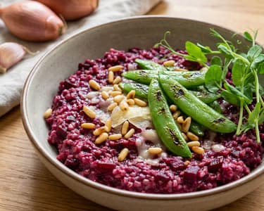 Jáhloto s červenou řepou a cukrovým hráškem 