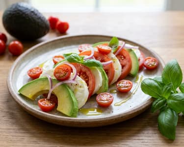 Salát Caprese s avokádem