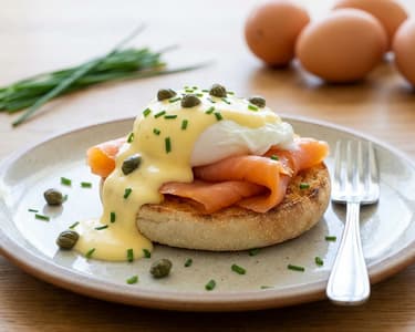 Vejce Benedikt s uzeným lososem