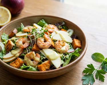 Salát s krevetami a kari dresinkem