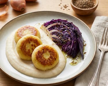 Plněné knedlíky s šalotkovým pyré a křupavým zelím