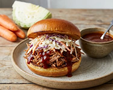 Burger s trhaným vepřovým masem