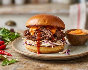 Burger s trhaným hovězím masem