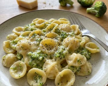 Brokolicová omáčka s těstovinami