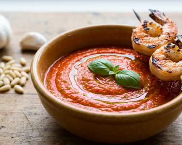 Červené pesto z grilovaných paprik s rajčaty a grilovanými krevetami