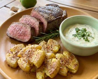Eye round steak s pečenými bramborami a koriandrovou majonézou