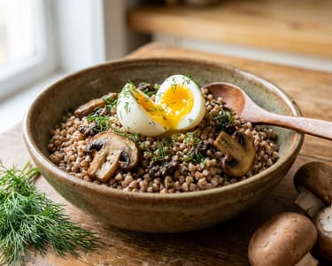 Pohanka se žampiony a vejcem