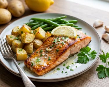 Losos s česnekovým máslem, bramborami a zelenými fazolkami