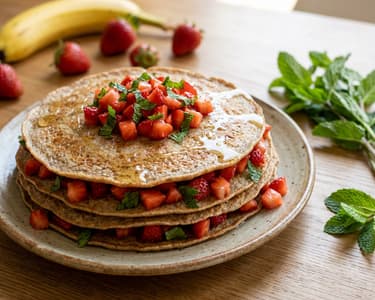 Banánové palačinky s jahodami a mátou