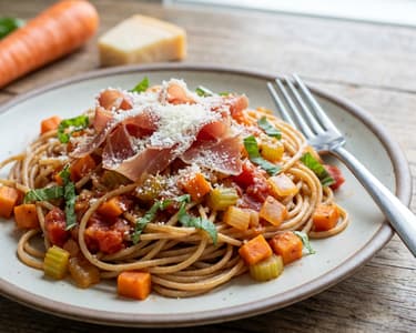Spaghetti with tomato sauce and dried ham