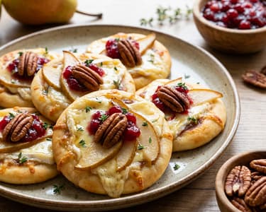 Mini pizzy s Brie, karamelizovanou hruškou a pekanovými ořechy