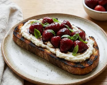 Toast s glazovanými jahodami | Rychlá letní snídaně