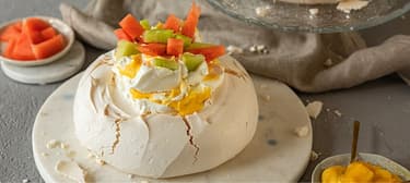 Pavlova s krémem z manga a šlehačkou