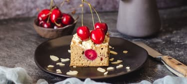 Špaldová buchta s třešněmi a mandlovou drobenkou