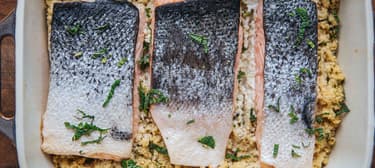 Pečený losos s bylinkovým celozrnným kuskusem