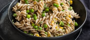 Těstovinový salát s tuňákem, kukuřicí a hráškem