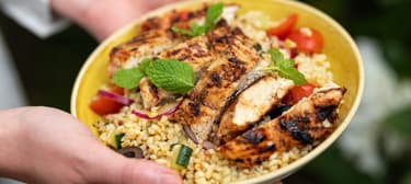 Kuřecí prsa v rajčatové marinádě s chilli a bulgurovým salátem s mátou