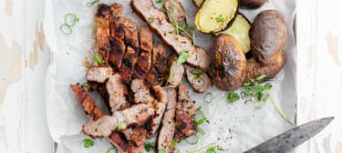 Grilovaná krkovice s pečenými bramborami a česnekovým dipem