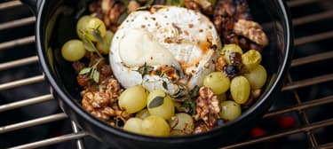 Grilovaný hermelín s vlašskými ořechy, rozinkami a hroznovým vínem