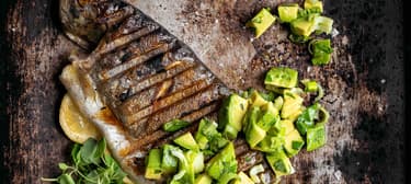 Grilovaný pstruh s avokádovým salátem