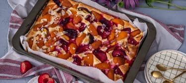 Jogurtový koláč s letním ovocem