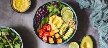 Buddha bowl s humusem a pečeným tofu