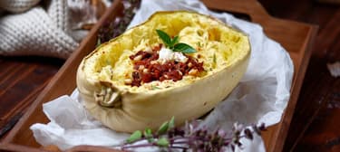 Špagetová dýně s crème fraîche a pestem ze sušených rajčat