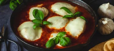 Zapečená kuřecí prsa s mozzarellou v rajčatové omáčce