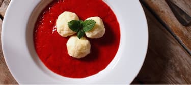 Tvarohové knedlíčky s jahodovo-rebarborovou omáčkou