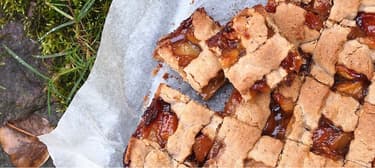 Ořechový koláč s karamelizovanými jablky