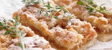 Jablečný koláč s tymiánem a kokosovou drobenkou