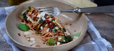 Špagety se sušenými rajčaty a rukolou