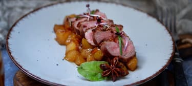 Svatomartinský steak z husího prsa s hruškovým chutney