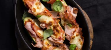 Zapečené cukety plněné krůtí šunkou a mozzarellou