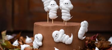 Halloweenský čokoládový dort s kávovým krémem a pusinkovými duchy