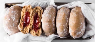 Celozrnné koblihy s rebarborovým džemem 