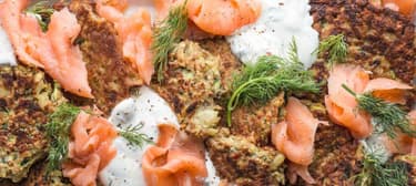 Cuketové bramboráky s uzeným lososem