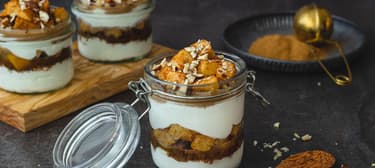 Tvarohová sklenička s pečenými jablky a datlovým karamelem