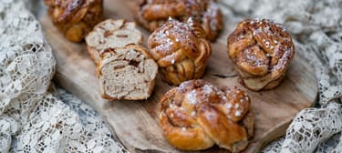 Skořicové pletence z kynutého těsta 