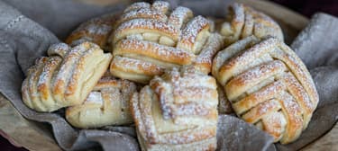 Kapsičky z nekynutého těsta s droždím s tvarohem a povidly