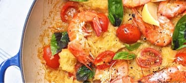 Špagetová dýně s krevetami a cherry rajčaty