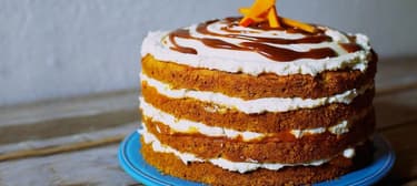 Dýňový dort se smetanovým sýrem s pekanovými ořechy a karamelem