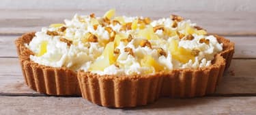 Kokosový cheesecake s mangem a karamelizovanými pistáciemi