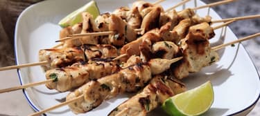 Kuřecí satay s arašídovou omáčkou