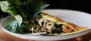 Banh xeo – syčící placka s krevetami