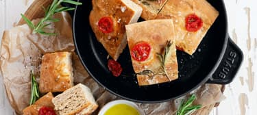 Focaccia s rozmarýnem a rajčaty