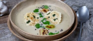 Pórková krémová polévka s kokosovým mlékem a parmazánovým chipsem