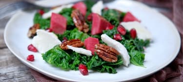 Salát z kadeřávku s pekanovými ořechy a kozím sýrem